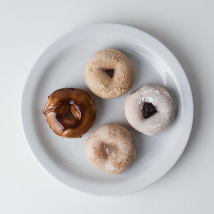 新作ドーナツ「もっちゅりん」をお皿に盛り付け