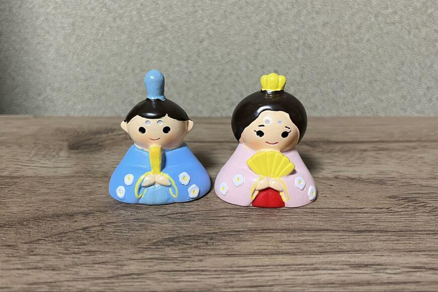 セリア、ひな祭りマスコット 男雛・女雛が並んだ商品画像
