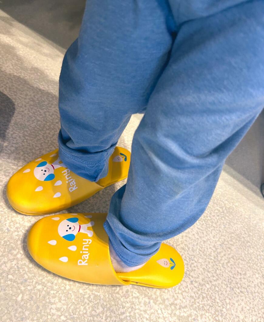 スリッパを初めて履いた子供