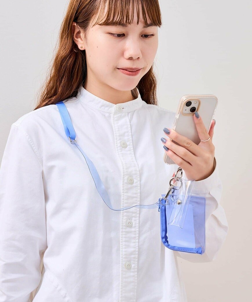 出所：3COINS公式　PVCポーチ付きスマホショルダー