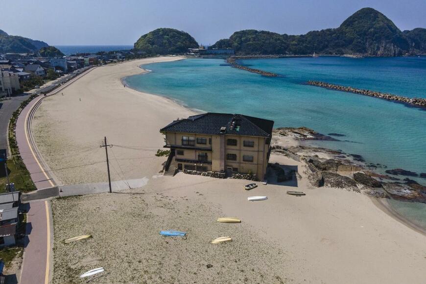 海岸の真ん中に佇む旅館