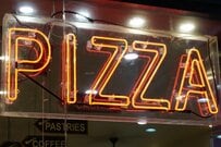 アメリカで注文したピザを思わず二度見！まさかのトッピングに「発想がぶっ飛んでる」と驚きの声