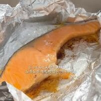 妻が韓国人の夫に作る、どーんと「焼き鮭」が乗ったお弁当がおいしそう！蓮根の磯辺焼きや人参とカニカマのマスタード和えなど副菜も充実