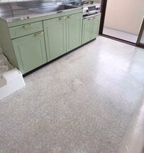 どんどんステキになっていく！」築35年アパート「レトロな台所」床を貼り替えて……北欧風に大変身！広く見える！