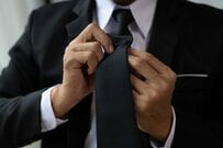 妻に「ブローチを貸して」と相談した夫　「とんでもないセンス」に思わず目を疑う