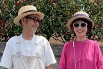 【60代夫婦】夫ホワイト×妻ピンクの〈お互いが引き立つ単色コーデ〉がおしゃれ！パッと目を引く鮮やかカラーが素敵