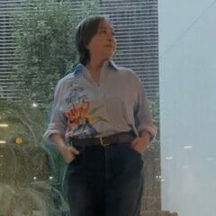 【60代マダム】ブルーの花柄ストライプシャツ×デニムで爽やかな大人カジュアルコーデ