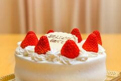 宿泊する旅館で予約した「誕生日ケーキ」　チョコペンで書かれていた「文字の勢い」に笑ってしまう