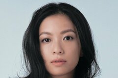 38歳 榮倉奈々 スタイル抜群！夏先取りワンピ姿が「いつまで綺麗なの」「膝下長〜い」と反響 「トッズ」青シャツ×かごバッグの爽やかな着こなし