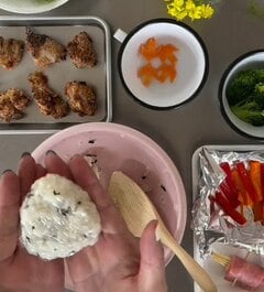 母が女子高生の娘に作る【レモンからあげ弁当】が華やか　「わかめおにぎり」も入った一品がたまらない…