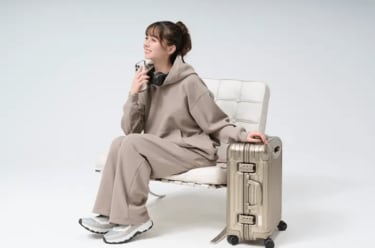 値下げ【新品】SEESAY　ネックピロー内蔵型 トラベルウェアパーカー　Mサイズ パーカーにネックピローを内蔵！Makuakeで話題の高機能トラベルウェア