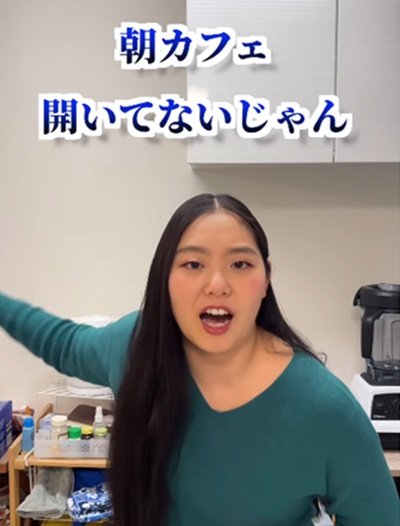 日本のカフェは朝から開いてないと話すKayさん