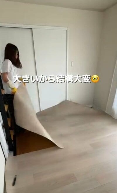 フロアタイルを敷いていく様子