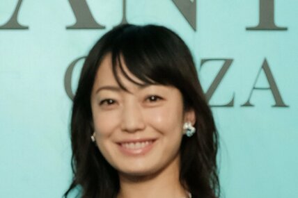 47歳・菅野美穂 美スタイル際立つネイビードレス姿で魅了！夫は堺雅人、2児の母