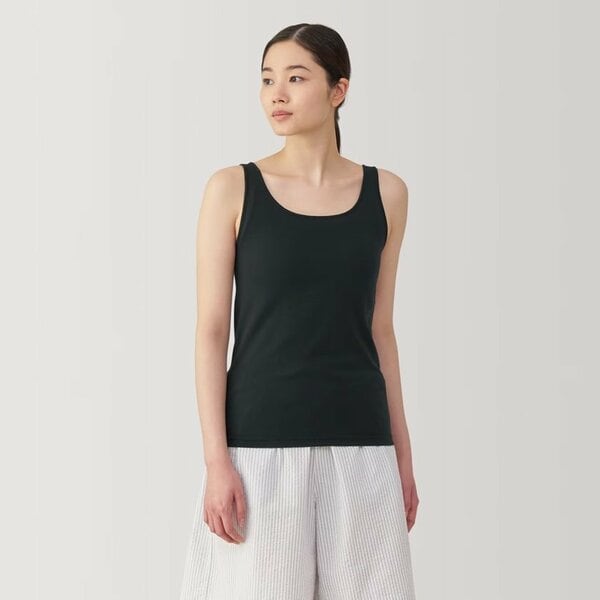 胸のボリュームをおさえるブラタンクトップ