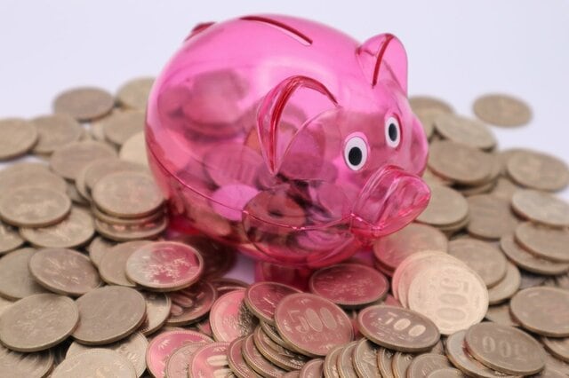 【500円玉貯金】100万円貯まった！銀行で「紙幣に両替」と「口座に入金」どちらが手数料を低く抑えられる？主要銀行で比較