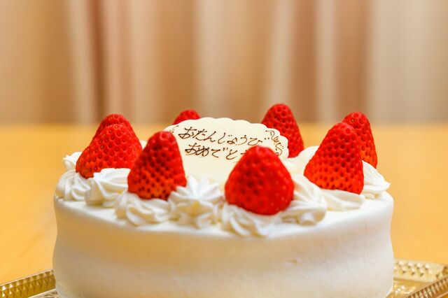 宿泊する旅館で予約した「誕生日ケーキ」　チョコペンで書かれていた「文字の勢い」に笑ってしまう