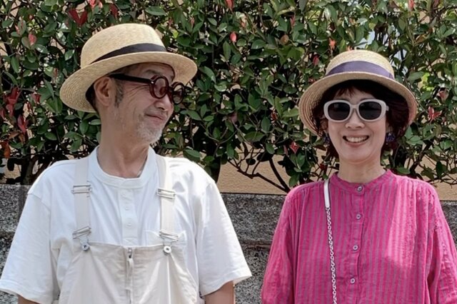 【60代夫婦】夫ホワイト×妻ピンクの〈お互いが引き立つ単色コーデ〉がおしゃれ！パッと目を引く鮮やかカラーが素敵
