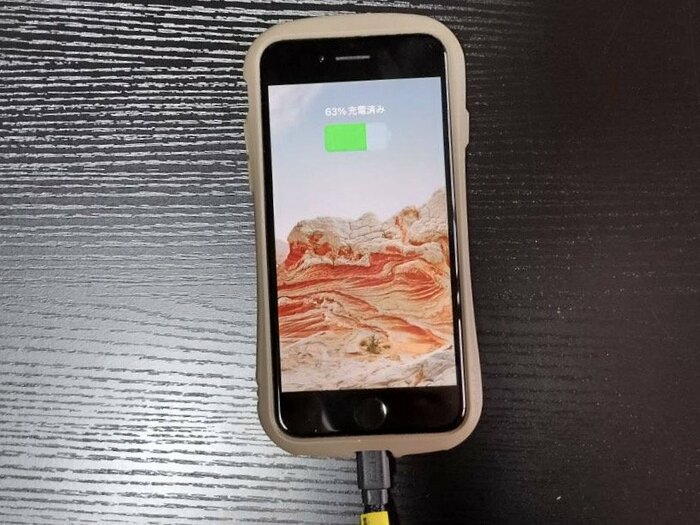 「i」と書かれている面を上にし、まっすぐ差し込んでiPhoneを充電！