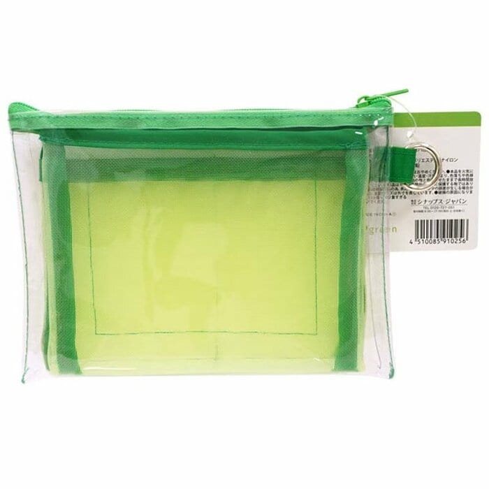 何かと便利なカラビナが付いており、活用の幅はさらに広がります