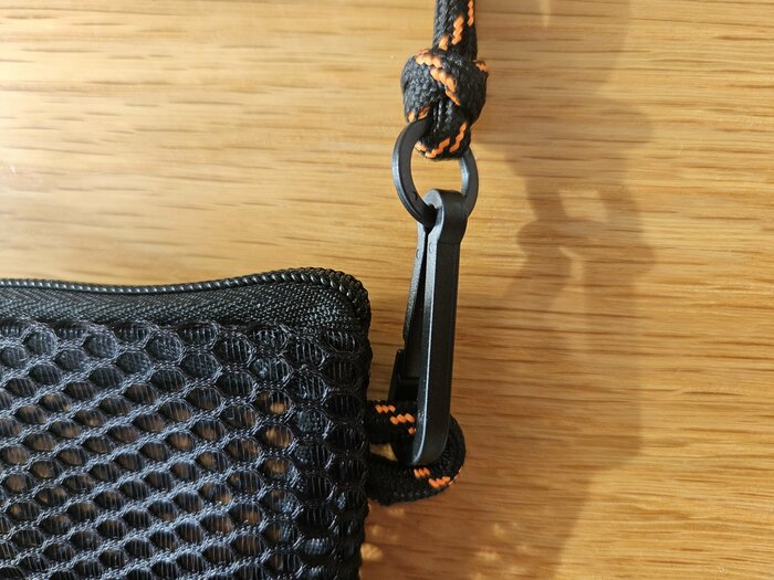 持ち手部分には、長さを調節するようなアジャスターはありません