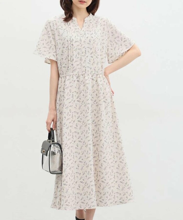 ひらりと揺れる裾や袖がフェミニンな印象