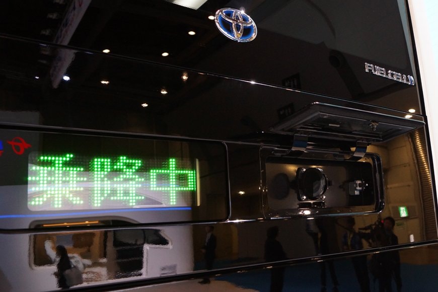 リアエンブレムの下には給電用のプラグもあり、災害時には体育館などに繋げば5日間くらいは電気を供給できる。