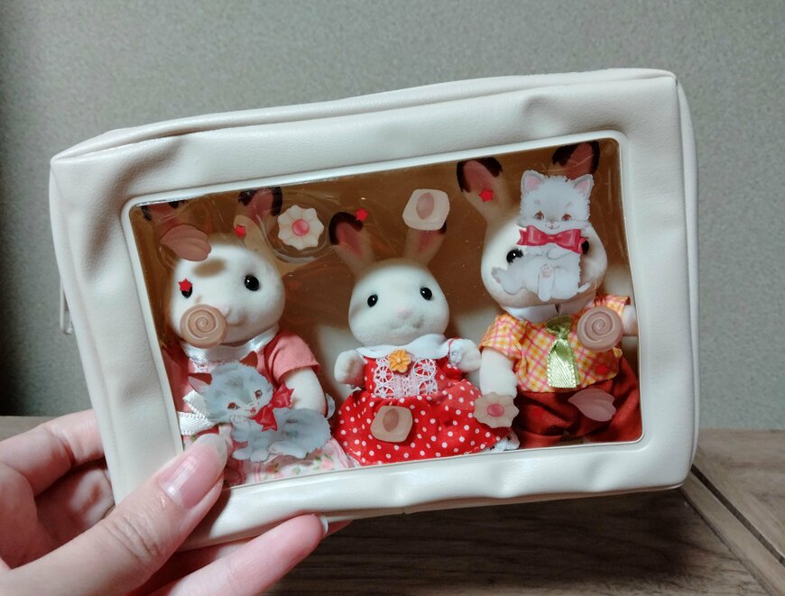 筆者撮影（セリア、PVCポーチ 窓あき ヴィンテージアニマル）