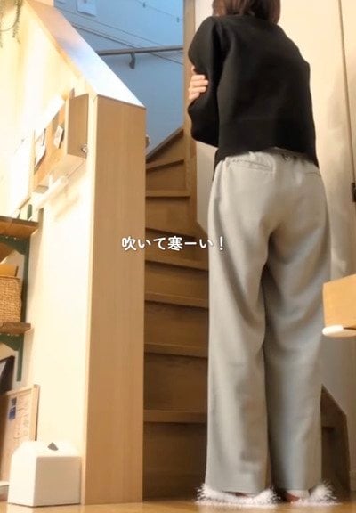 「真似したい！」リビング階段からの冷たい風が辛すぎる...→ポリカーボネートと木材で階段に〈おしゃれな海外風小窓〉をDIY！