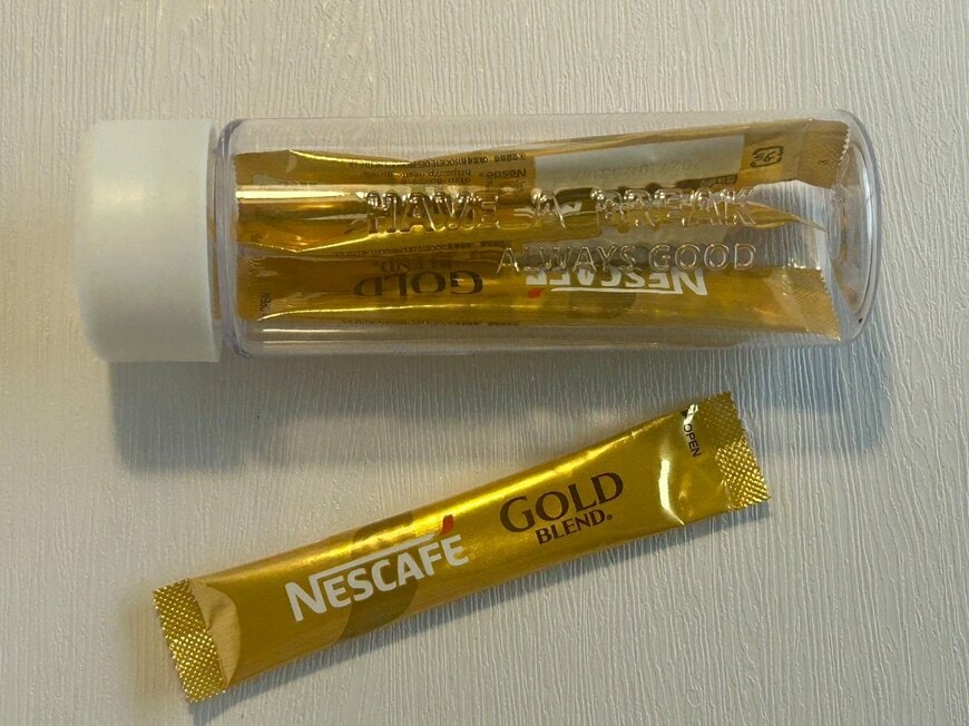 インスタントコーヒーのスティックを入れて