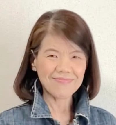 春のGジャンコーデを取り入れた60代マダム。華やかな赤の差し色マフラーを活用してコーディネートを調整した着こなしに「とてもお似合い」の声