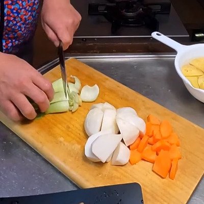 【父ちゃん弁当】ありもの野菜で作る「クリームシチュー弁当」　ご飯の上に手作りのおかずを全部のっけた豪快な盛り付けも食欲そそる！