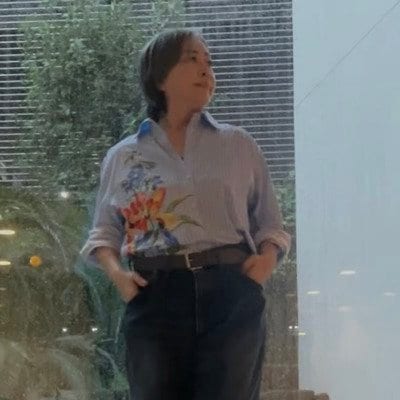 【60代マダム】ブルーの花柄ストライプシャツ×デニムで爽やかな大人カジュアルコーデ