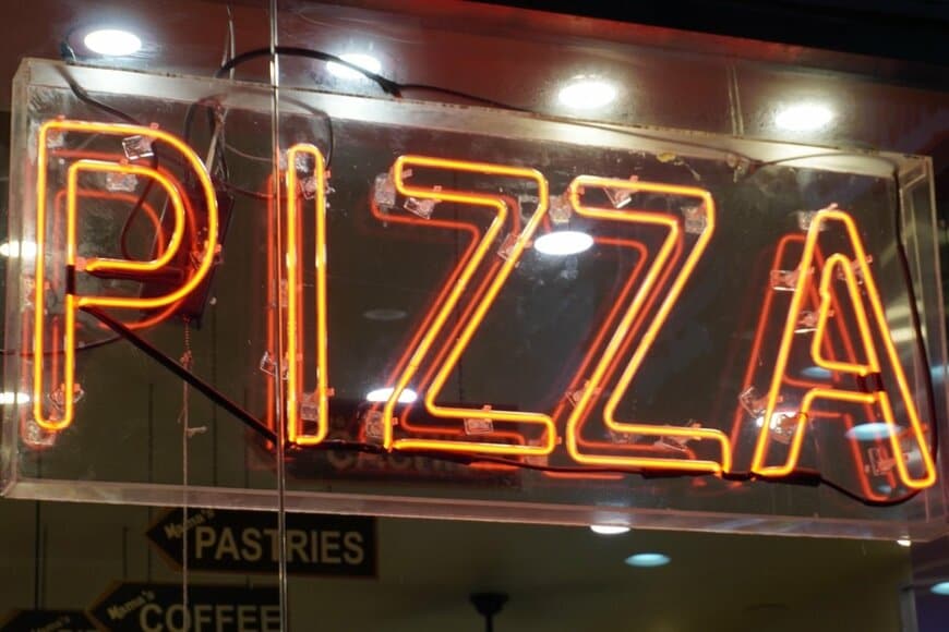 アメリカで注文したピザを思わず二度見！まさかのトッピングに「発想がぶっ飛んでる」と驚きの声