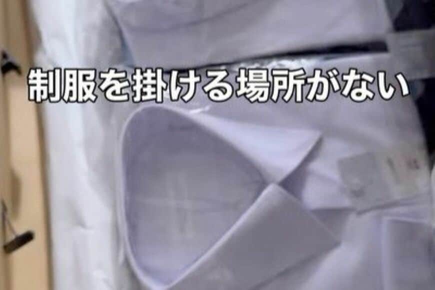子ども部屋に「制服」を掛ける場所がない…　木材・壁掛け用パーツ・棚柱・パイプを使って「壁掛け収納」をDIY