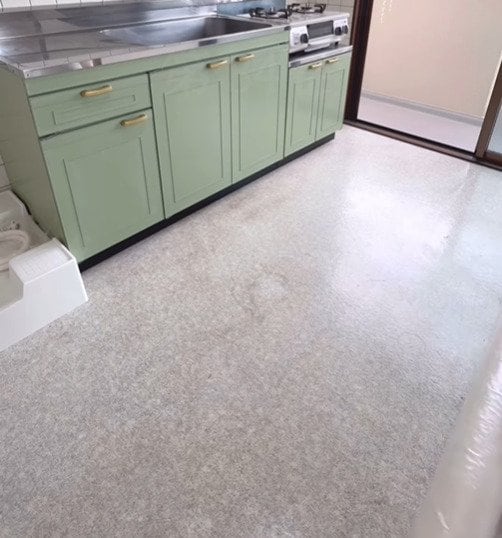 どんどんステキになっていく!」築35年アパート「レトロな台所」床を貼り替えて……北欧風に大変身!広く見える!