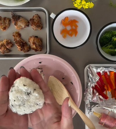 母が女子高生の娘に作る【レモンからあげ弁当】が華やか　「わかめおにぎり」も入った一品がたまらない…