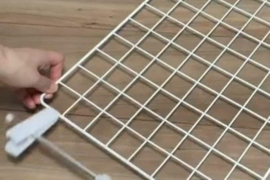 【100均活用】ダイソーの「ワイヤーネットとズボンハンガー」が…　便利な〈枕・ぬいぐるみ干し場やクローゼット収納〉に大変身