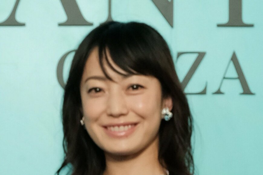 47歳・菅野美穂 美スタイル際立つネイビードレス姿で魅了！夫は堺雅人、2児の母