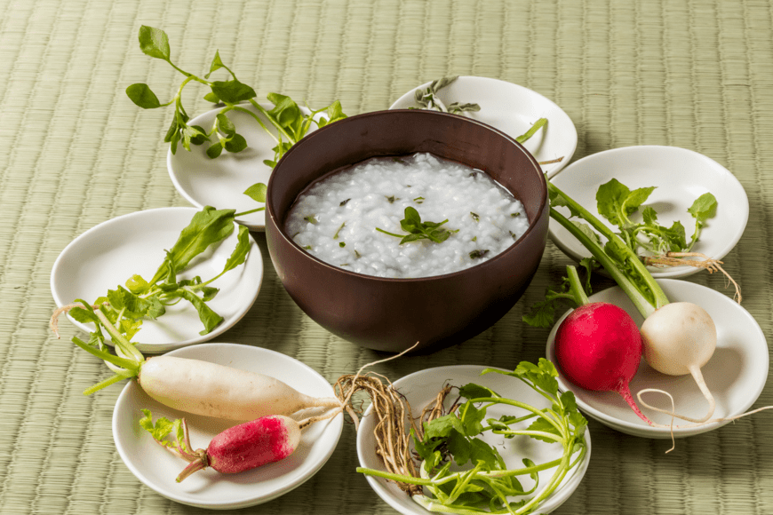 【春の七草】1月7日に「七草粥」を食べるのはなぜ？秋の七草との決定的な違いとは