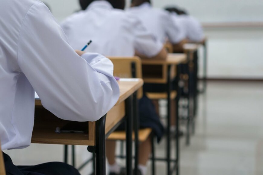 学校のテストで左右のどちらが正解か悩んだ結果…「解答用紙に書いた不思議な文字」がSNSで話題に