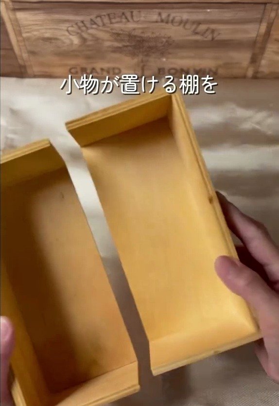 【100均DIY】セリアのウォールシェルフが「屋根付きの小物棚」に変身　ハロウィン飾りが映える