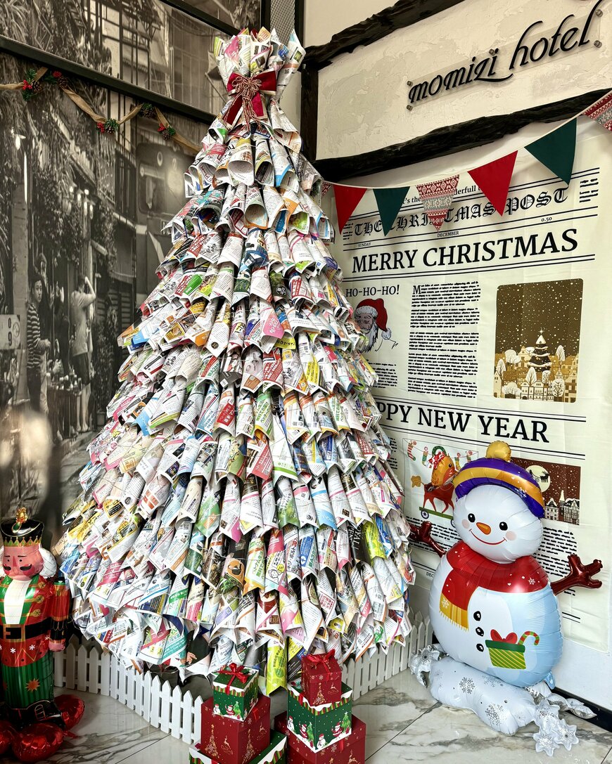 チラシでできたクリスマスツリー