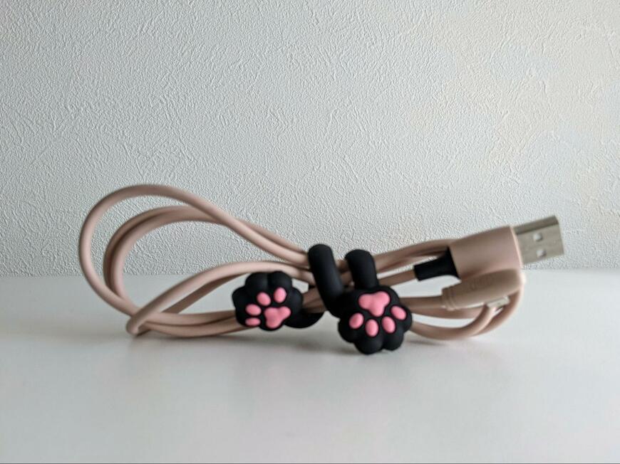 出所:筆者撮影(セリア、ねじるケーブルバンド 2P ネコ)