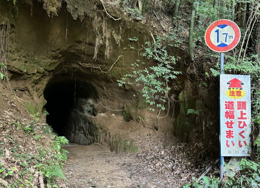 洞窟の穴のようなトンネル