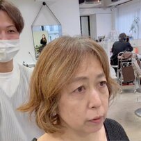 【仰天】白髪とうねりがある女性が「若返り」を希望→ショートウルフで「5歳以上若くなってる」と話題