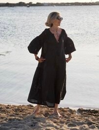 【海外マダム】〈黒カフタンワンピース〉の着こなしが美しい　ビーチに映える洗練されたリゾートスタイルに「素晴らしい」