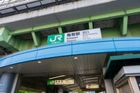 東京都・亀有駅で目撃した「駅の窓口みたいな寿司店」に思わず二度見　既視感を覚える配置が話題に