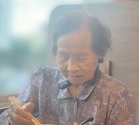 【95歳】長寿おばあちゃんがラーメンを堪能！見事な食べっぷりに反響「長生きの秘訣ですね」