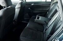 愛車の「後部座席のマット」を剥がしたら…　出てきたまさかの物体に「ジワジワくる」「お前いつから」